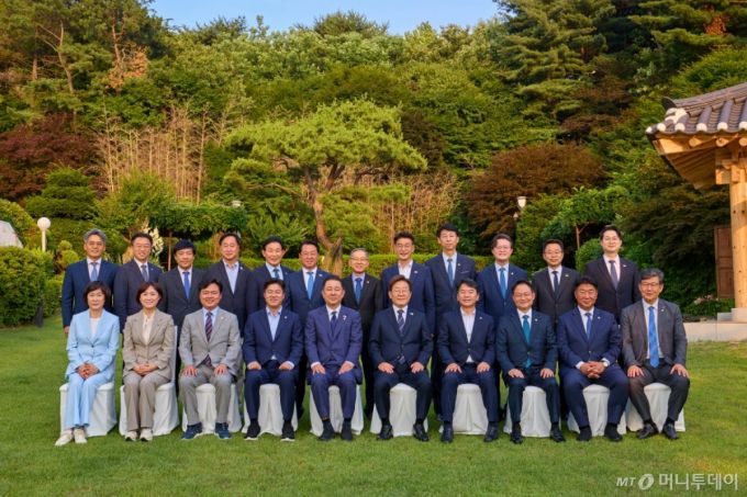 (서울=뉴스1) 허경 기자 = 이재명 대통령이 23일 서울 한남동 관저에서 김병기 원내대표 등 더불어민주당 신임 원내지도부와 가진 상견례를 겸한 만찬에서 기념촬영을 하고 있다. (대통령실 제공. 재판매 및 DB 금지) 2025.6.23/뉴스1  Copyright (C) 뉴스1. All rights reserved. 무단 전재 및 재배포,  AI학습 이용 금지. /사진=(서울=뉴스1) 허경 기자