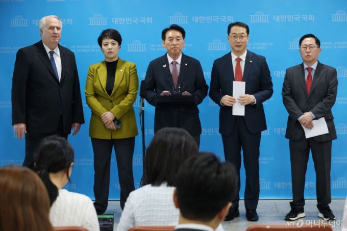 국회 외교통일위원회 소속 국민의힘 김건 의원 등이 23일 오전 서울 여의도 국회 소통관에서 '이재명 대통령의 나토 정상회의 불참은 잘못된 결정'이라며 성명서를 발표한 뒤 취재진의 질문에 답하고 있다. 2025.6.23/사진=뉴스1 /사진=(서울=뉴스1) 이광호 기자