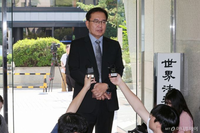 순직 해병 수사 방해 의혹 사건을 수사하는 이명현 특별검사가 23일 오전 서울 서초구 사무실로 출근하며 취재진의 질문에 답하고 있다. 2025.6.23/사진=뉴스1