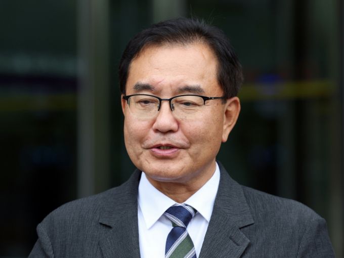 순직 해병 수사 방해 의혹 사건을 수사하는 이명현 특별검사가 24일 오후 경기도 정부과천청사 내 고위공직자범죄수사처에서 오동운 공수처장 면담을 마치고 취재진 질문에 답하고 있다. /사진=뉴스1