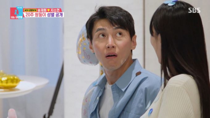 파란색 종이를 던진 동서를 쳐다보는 송재희. /사진=SBS '동상이몽 2 - 너는 내 운명' 캡처