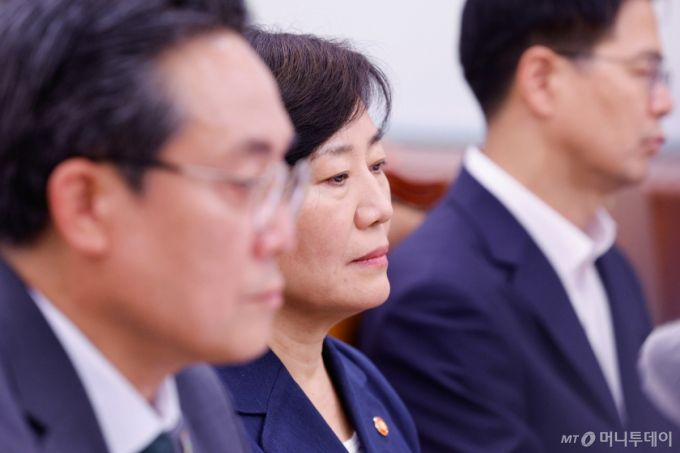 (서울=뉴스1) 안은나 기자 = 송미령 농림축산식품부 장관이 23일 오후 서울 여의도 국회에서 열린 농림축산식품해양수산위원회 제426회국회(임시회) 제1차 전체회의에 출석하고 있다. 2025.6.23/뉴스1  Copyright (C) 뉴스1. All rights reserved. 무단 전재 및 재배포,  AI학습 이용 금지. /사진=(서울=뉴스1) 안은나 기자