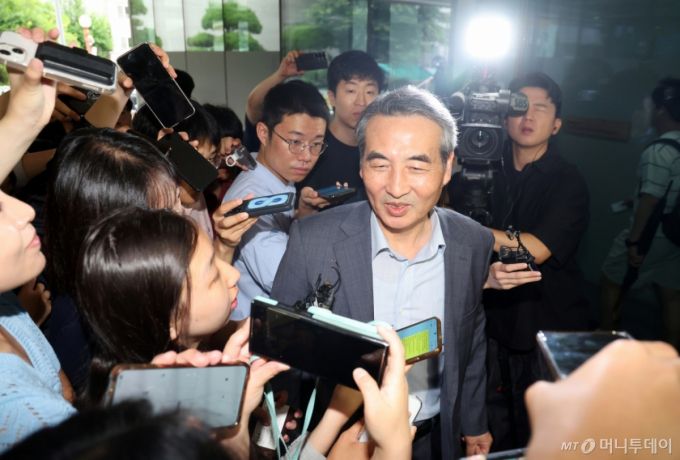 (서울=뉴스1) 황기선 기자 = 윤석열 전 대통령의 부인 김건희 여사 의혹 관련 사건 수사를 맡은 민중기 특별검사가 24일 오전 서울 서초구 사무실로 들어서며 취재진 질문에 답하고 있다. 2025.6.24/뉴스1  Copyright (C) 뉴스1. All rights reserved. 무단 전재 및 재배포,  AI학습 이용 금지. /사진=(서울=뉴스1) 황기선 기자