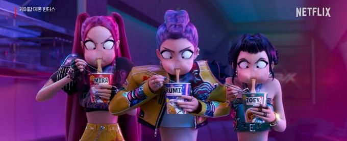넷플릭스 영화 '케이팝 데몬 헌터스' 주인공 걸그룹 헌트릭스가 컵라면을 먹는 모습. /사진=X 갈무리