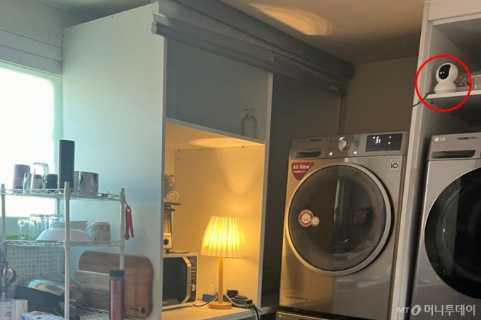 K-POP 아이돌 연수 프로그램에 참여한 외국 국적 여성들이 머물던 서울 마포구의 한 숙소. 숙소 생활공간에 내부를 촬영하는 CCTV(폐쇄회로TV)가 설치된 모습. /사진=B씨 제공.