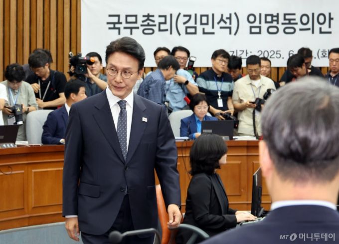 [서울=뉴시스] 김금보 기자 = 김민석 국무총리 후보자가 24일 서울 여의도 국회에서 열린 인사청문회에서 이종배 위원장에게 선서문을 전달한 뒤 자리로 돌아가고 있다. 2025.06.24. kgb@newsis.com /사진=김금보