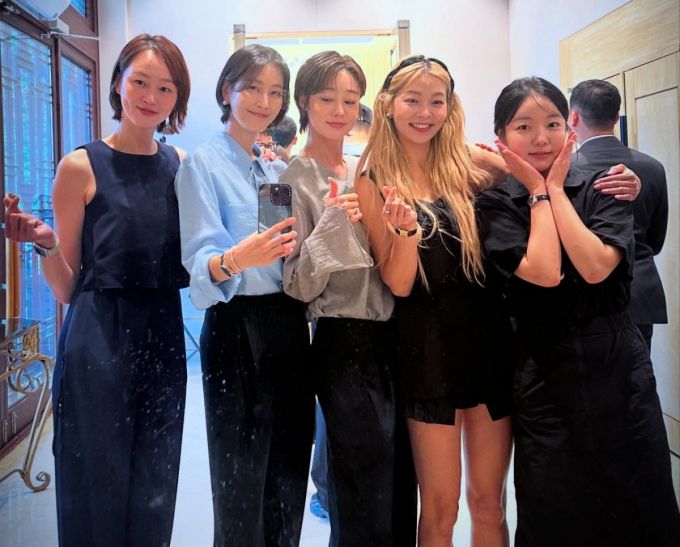 최여진이 모델 이혜정, 이현이, 송해나, 문지인 등 동료들과 박하나 결혼식에서 사진을 찍고 있다. /사진=인스타그램 갈무리