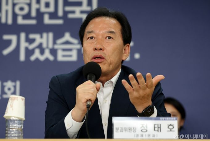 (서울=뉴스1) 김진환 기자 = 정태호 경제1분과위원장이 22일 오후 서울 종로구 정부서울청사 창성동 별관에서 열린 기자간담회에서 취재진 질문에 답변하고 있다. 2025.6.22/뉴스1  Copyright (C) 뉴스1. All rights reserved. 무단 전재 및 재배포,  AI학습 이용 금지. /사진=(서울=뉴스1) 김진환 기자