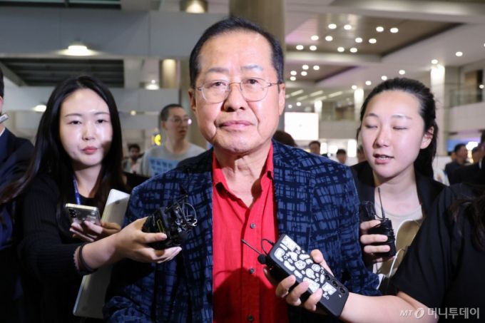 국민의힘 대선 후보 경선에서 탈락한 뒤 정계 은퇴를 선언하고 하와이에 체류했던 홍준표 전 대구시장이 17일 인천 중구 인천국제공항 제1터미널을 통해 귀국한 뒤 이동하고 있다. 2025.06.17. /사진=뉴시스 /사진=권창회
