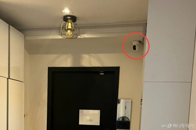 K-POP 아이돌 연수 프로그램에 참여한 외국 국적 여성들이 머물던 서울 마포구의 한 숙소. 현관문 위쪽에 숙소 내부를 촬영하는 CCTV(폐쇄회로TV)가 설치된 모습이다. /사진=B씨 제공.