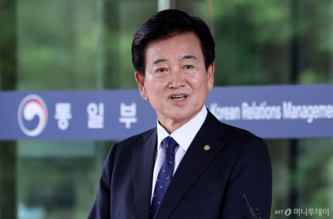 정동영 통일부 장관 후보가 24일 오후 서울 종로구 남북관계관리단에 마련된 인사청문회 준비 사무실에 도착해 취재진 질문에 답하고 있다. / 사진=뉴스1