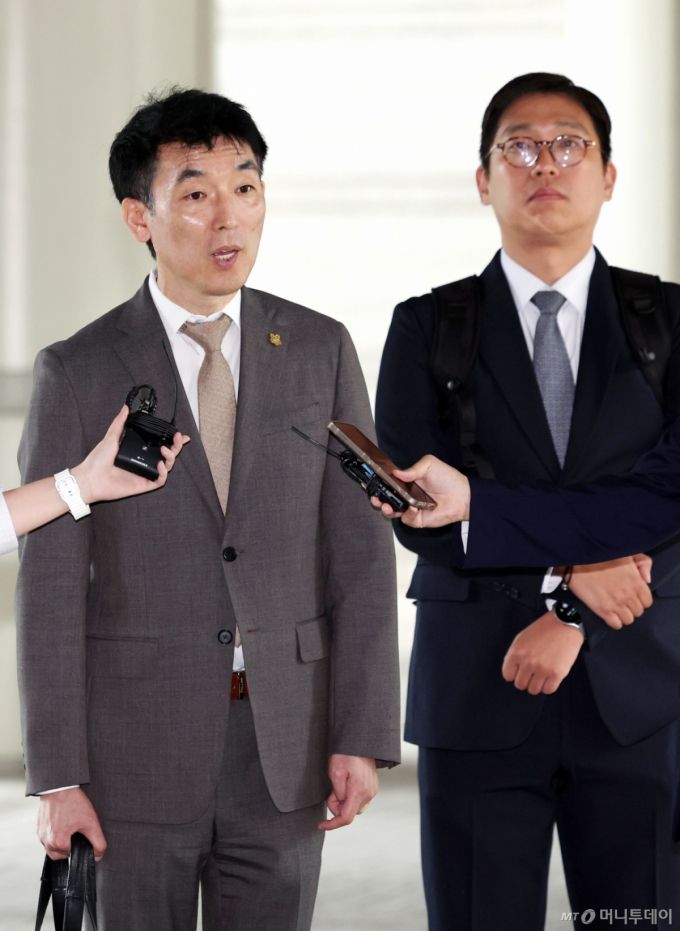 [서울=뉴시스] 이영환 기자 = 김용현 전 국방부 장관의 변호인 이하상 변호사가 25일 오전 서울 서초구 서울중앙지방법원에서 열린 김 전 장관의 구속영장 심문기일에 출석하며 취재진의 질문에 답하고 있다. 이 변호사 오른쪽은 유승수 변호사. 2025.06.25. 20hwan@newsis.com /사진=이영환