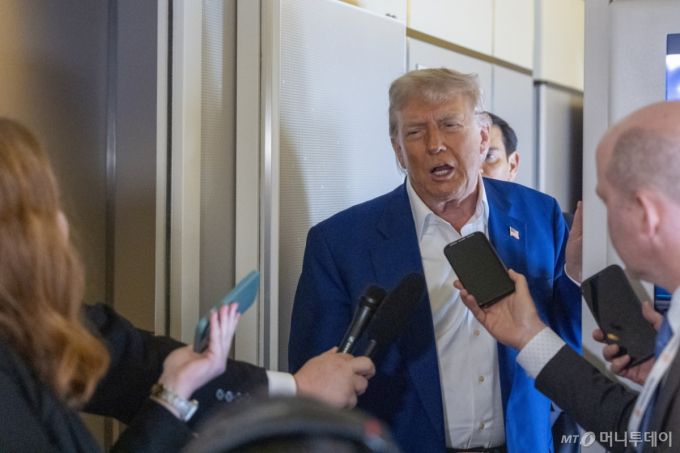 [프린스 조지 카운티=AP/뉴시스] 도널드 트럼프 미국 대통령이 24일(현지 시간) 메릴랜드주 프린스 조지 카운티에 있는 조인트 베이스 앤드루스에서 북대서양조약기구(나토) 정상회의 참석 차 네덜란드로 향하는 전용기에 탑승해 취재진 질문에 답하고 있다. 2025.06.25. /사진=민경찬