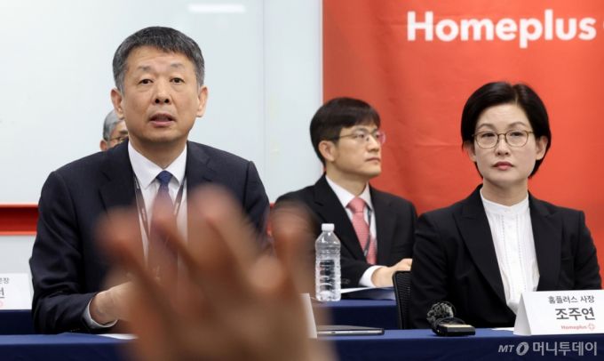 김광일(왼쪽) 홈플러스 공동대표(MBK 부회장)과 조주연 홈플러스 사장이 지난 3월 14일 오전 서울 강서구 홈플러스 본사에서 열린 기자간담회에서 취재진의 질문을 받고 있다. /사진=뉴시스