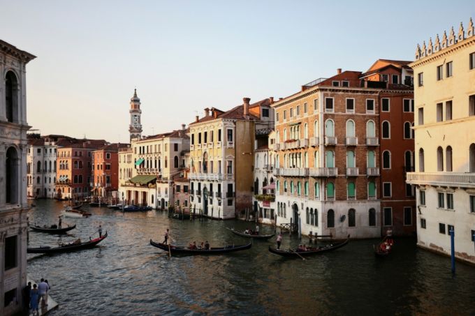 이탈리아 베네치아의 아름다운 건물과 운하를 지나는 곤돌라들이 평화롭다. 하지만 베네치아에서는 오는 26~28일 제프 베이조스 아마존 창업자의 결혼식이 예정되어 시민단체와 환경단체의 비난을 사고 있다. /로이터=뉴스1