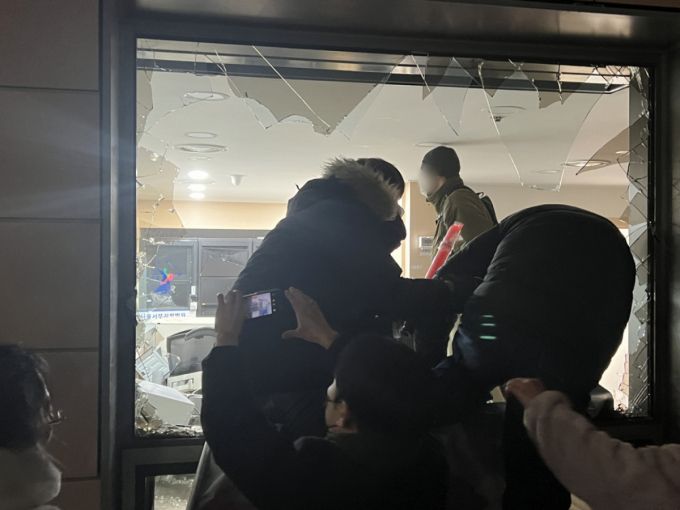지난 1월19일 새벽 윤석열 대통령에 대한 구속영장이 발부되자 서울 서부지법에 지지자들이 진입해 난동을 부리고 있다./사진=뉴스1.