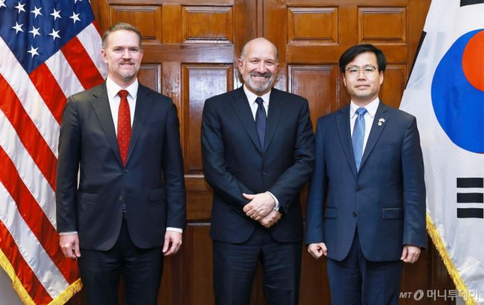 (서울=뉴스1) = 여한구 산업통상자원부 통상교섭본부장이 23일(현지시간) 미국 워싱턴 D.C 상무부 회의실에서 하워드 러트닉 미국 상무부 장관과 제이미슨 그리어 미국 무역대표부 대표와 면담 후 기념 촬영을 하고 있다. (산업통상자원부 제공. 재판매 및 DB 금지) 2025.6.24/뉴스1  Copyright (C) 뉴스1. All rights reserved. 무단 전재 및 재배포,  AI학습 이용 금지. /사진=(서울=뉴스1)