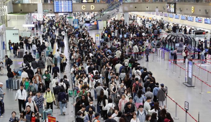 [부산=뉴시스] 하경민 기자 = 징검다리 황금연휴 첫날인 1일 부산 강서구 김해국제공항 국제선 출국장에서 해외여행을 떠나는 여행객들이 길게 줄을 선 채 출국수속을 거치고 있다.  한국공항공사 김해공항에 따르면 황금연휴 기간인 1~6일 김해공항 국제선 이용객은 총 17만9177명(출국 8만822명, 입국은 9만8355명)으로 예상됐다. 2025.05.01. yulnetphoto@newsis.com /사진=하경민