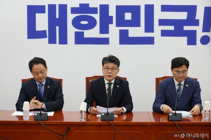 (서울=뉴스1) 이광호 기자 = 진성준 더불어민주당 정책위의장이 26일 오후 서울 여의도 국회에서 6월 임시회 중점처리 법안 및 정책현안 관련 기자간담회를 하고 있다. 2025.6.26/뉴스1  Copyright (C) 뉴스1. All rights reserved. 무단 전재 및 재배포,  AI학습 이용 금지. /사진=(서울=뉴스1) 이광호 기자