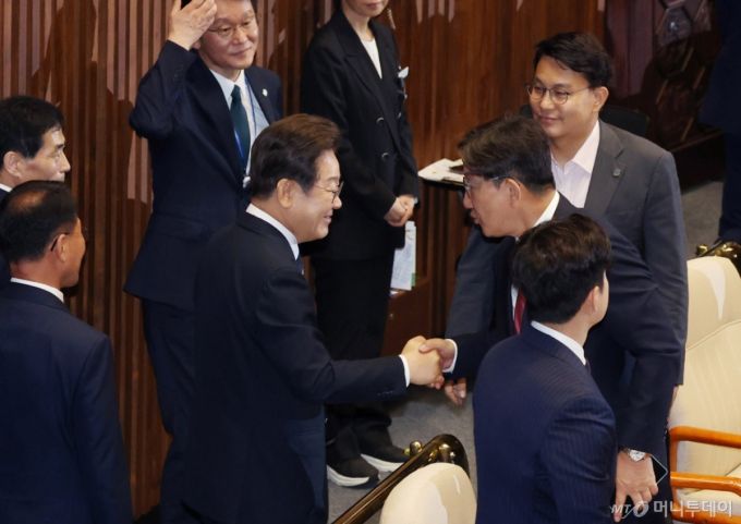 이재명 대통령이 26일 서울 여의도 국회 본회의장에서 추가경정예산(추경) 시정연설을 마치고 이동하며 권성동 국민의힘 의원과 악수하고 있다. 2025.06.26. /사진=뉴시스 /사진=