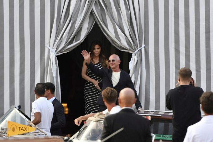 아마존 창업자 제프 베이조스(오른쪽)와 약혼녀 로런 산체스가 25일(현지 시간) 이탈리아 베네치아의 한 호텔에서 나오고 있다. 베이조스가 베네치아에서 초호화 결혼식을 계획했지만, 혼잡을 우려한 현지 시민들의 거센 반발에 장소 변경을 검토 중인 것으로 알려졌다. 두 사람은 26일부터 28일까지 사흘간 베네치아에서 결혼식을 올릴 예정이었다./AP=뉴시스