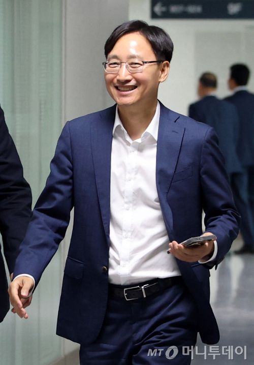임광현 국세청장 후보자가 26일 서울 여의도 국회 의원회관에서 자신의 사무실로 이동하고 있다./사진=뉴시스 제공. /사진=김금보