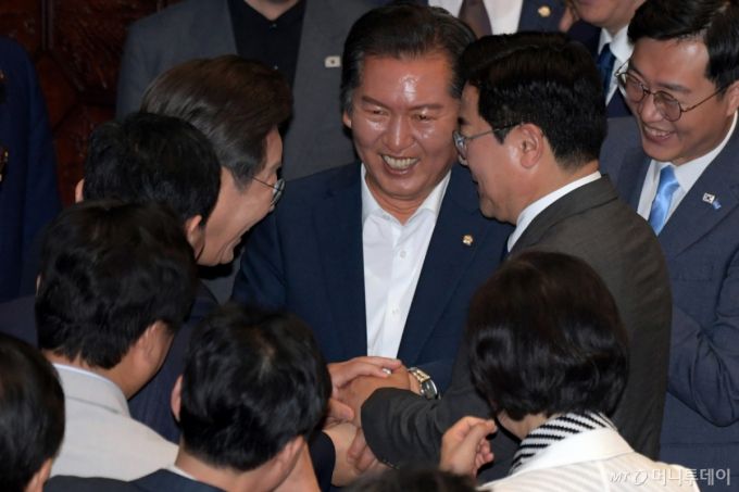 [서울=뉴시스] 국회사진기자단 = 이재명 대통령이 26일 서울 여의도 국회에서 열린 본회의에서 2025년도 제2회 추가경정예산안 시정연설을 마친 뒤 더불어민주당 대표 선거에 출마하는 정청래, 박찬대 의원과 인사하고 있다. 2025.06.25. photo@newsis.com /사진=