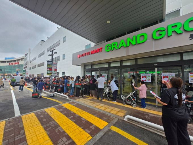 롯데마트 구리점 오픈 전부터 많은 고객이 대기줄을 선 모습. /사진=유엄식 기자