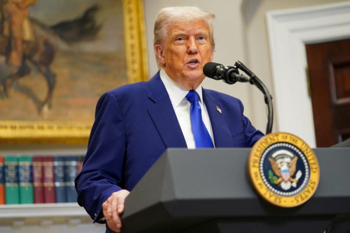 도널드 트럼프 미국 대통령이 5월12일(현지시간) 워싱턴 백악관에서 취재진과 만나 중국과 고위급 협상에서 '관세전쟁'을 90일간 유예하기로 합의한 것과 관련해 "중국이 펜타닐 공급을 중단하면 큰 인센티브가 있을 것"이라고 밝혔다. /로이터=뉴스1