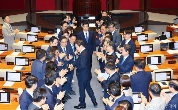 [서울=뉴시스] 고범준 기자 = 이재명 대통령이 26일 서울 여의도 국회 본회의장에서 추가경정예산(추경) 시정연설을 위해 입장하며 의원들과 악수하고 있다. 2025.06.26. bjko@newsis.com /사진=고범준