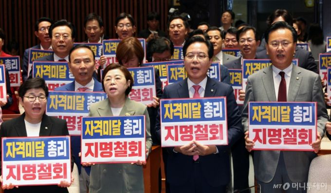 송언석 국민의힘 원내대표를 비롯한 의원들이 26일 오전 서울 여의도 국회에서 이재명 대통령 시정연설 직후 의원총회를 열고 김민석 국무총리 후보자 지명 철회를 요구하는 구호를 외치고 있다. 2025.06.26. /사진=뉴시스 /사진=김금보