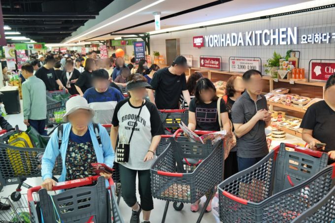 롯데마트 구리점 델리존 코너에서 고객들이 장을 보고 있다. /사진제공=롯데마트