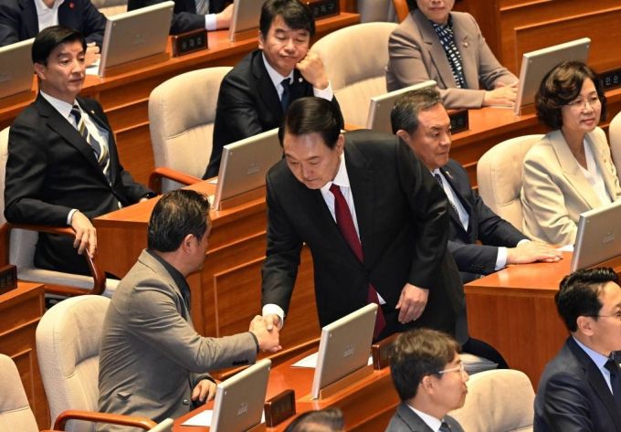 윤석열 대통령이 31일 서울 여의도 국회 본회의장에서 2024년도 예산안에 대한 시정연설을 하기 전 의원들과 악수하고 있다.(공동취재사진) 2023.10.31 /사진=뉴시스