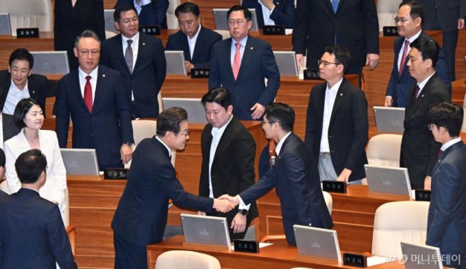 [서울=뉴시스] 국회사진기자단 = 이재명 대통령이 26일 오전 서울 여의도 국회에서 열린 제426회국회(임시회) 제2차 본회의에서 2025년도 제2회 추가경정예산안에 대한 정부의 시정연설을 마친 뒤 박준태 국민의힘 의원과 악수하고 있다. 2025.06.26. photo@newsis.com /사진=