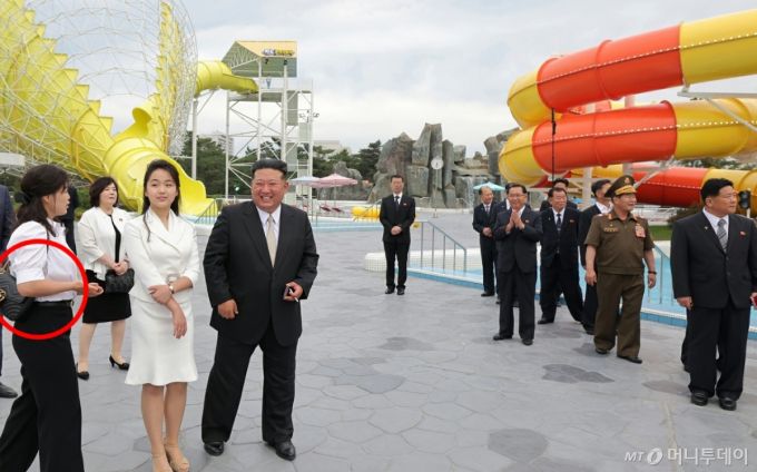 북한 노동당 기관지 노동신문은 26일 "세계를 앞서나가려는 우리 인민의 애국적 열정을 배가해주는 긍지스럽고 고무적인 창조물인 원산갈마해안관광지구 준공식이 6월 24일에 성대히 진행됐다"고 보도했다. 행사에는 리설주 여사와 딸 김주애가 동행했다. 김정은 북한 노동당 총비서의 아내 리설주 여사가 구찌 제품(빨간색 원)으로 보이는 가방을 메고 있다.  / 사진=뉴스1(노동신문)