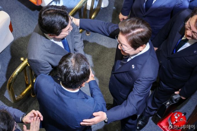 (서울=뉴스1) 안은나 기자 = 이재명 대통령이 26일 오전 서울 여의도 국회에서 열린 제426회국회(임시회) 제2차 본회의에서 2025년도 제2회 추가경정예산안에 대한 정부의 시정연설을 마친 뒤 당대표 출사표를 던진 정청래, 박찬대 의원을 격려하고 있다. 2025.6.26/뉴스1  Copyright (C) 뉴스1. All rights reserved. 무단 전재 및 재배포,  AI학습 이용 금지. /사진=(서울=뉴스1) 안은나 기자