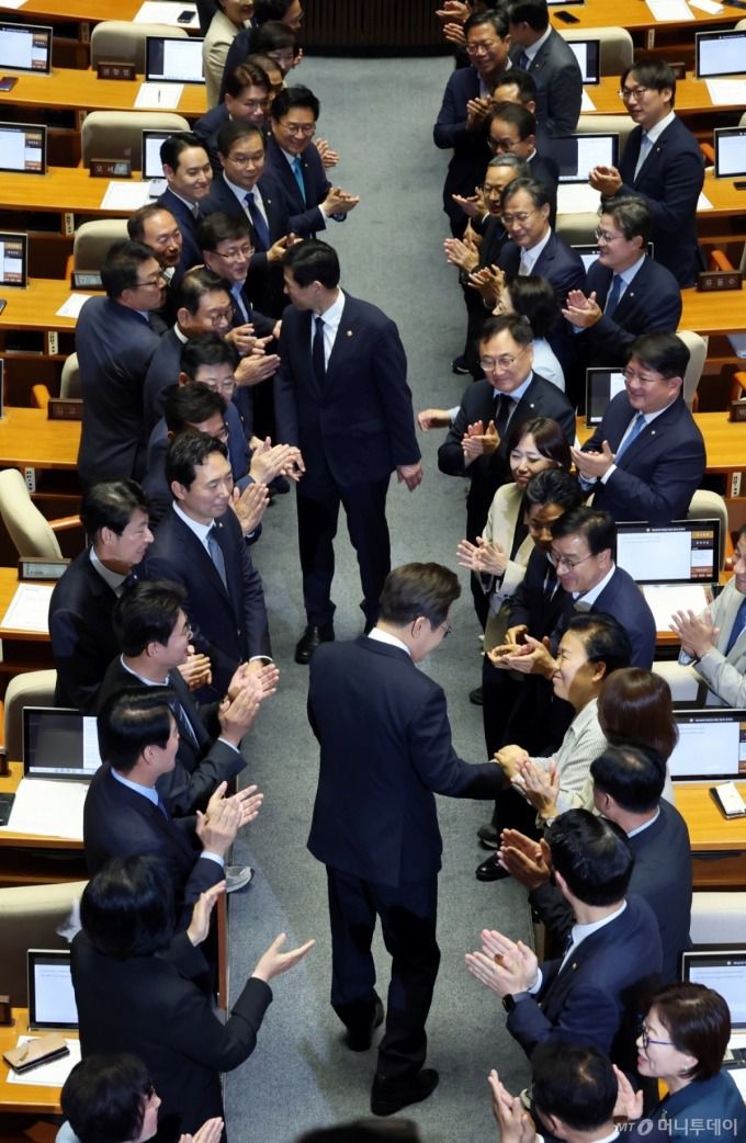 (서울=뉴스1) 국회사진기자단 = 이재명 대통령이 26일 서울 여의도 국회에서 열린 본회의에서 추가경정예산 시정연설을 하기 전 입장하며 의원들과 인사를 하고 있다. 2025.6.26/뉴스1  Copyright (C) 뉴스1. All rights reserved. 무단 전재 및 재배포,  AI학습 이용 금지. /사진=(서울=뉴스1) 국회사진기자단