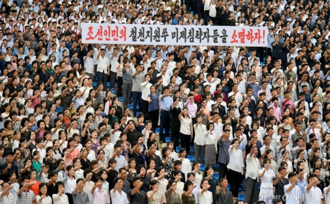 북한 노동당 기관지 노동신문은 26일 평양시와 각 도·시·군들에서 6·25 미제반대투쟁의 날(6·25 한국전쟁 기념일)에 즈음한 군중집회를 진행했다고 보도했다. 평양시와 지방당, 정권, 경제기관, 근로단체일꾼들과 근로자들, 청년학생들이 집회들에 참석했다고 신문은 전했다. / 사진=뉴스1(노동신문)