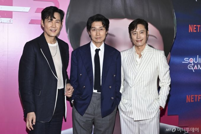 [뉴욕=AP/뉴시스] 황동혁(가운데) 감독이 배우 이정재, 이병헌과 함께 18일(현지 시간) 미국 뉴욕 플라자 호텔에서 열린 넷플릭스 시리즈 '오징어 게임' 시즌3(오겜3) 시사회에 참석해 포즈를 취하고 있다. 2025.06.19. /사진=민경찬