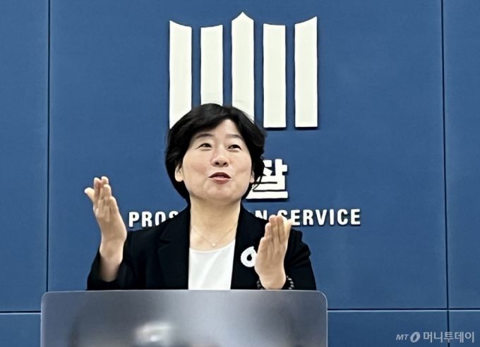 (서울=뉴스1) 노선웅 기자 = 윤석열 전 대통령의 12.3 내란 및 외환 혐의 등을 수사하는 내란 특검팀 박지영 특검보가 24일 오후 서울 서초구 서울고검 기자실에서 브리핑을 하고 있다.   내란 특검은 이날 윤 전 대통령에 대해 특수공무집행방해 등 혐의로 체포영장을 청구했다. 2025.6.24/뉴스1  Copyright (C) 뉴스1. All rights reserved. 무단 전재 및 재배포,  AI학습 이용 금지. /사진=(서울=뉴스1) 노선웅 기자