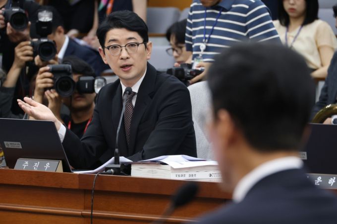주진우 국민의힘 의원이 서울 여의도 국회에서 열린 국무총리 후보자 임명동의안 심사를 위한 인사청문회에서 김민석 후보자에게 질의하고 있다. /사진=뉴스1