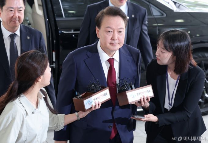 [서울=뉴시스] 이영환 기자 = 윤석열 전 대통령이 28일 오전 대면 조사를 받기 위해 서울 서초구 서울고검에 마련된 내란특검 사무실로 출석하고 있다. (공동취재) 2025.06.28. photo@newsis.com /사진=