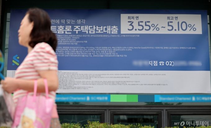 [서울=뉴시스] 이영환 기자 = 27일 서울 시내의 한 은행에 주택담보대출 관련 안내문이 보이고 있다.  28일부터 수도권·규제지역에서 집을 살 때 주택담보대출 한도가 6억원으로 제한되고, 대출을 받으면 6개월 이내 반드시 전입해야 한다. 금융위원회는 이날 관계기관 합동으로 ‘긴급 가계부채 점검회의’를 열고 이런 내용을 담은 수도권 중심 ‘가계부채 관리 강화방안’을 발표했다. 2025.06.27. 20hwan@newsis.com /사진=이영환