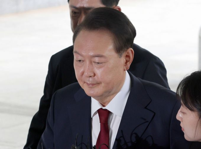 윤석열 전 대통령이 28일 오전 대면 조사를 받기 위해 서울 서초구 서울고검에 마련된 내란특검 사무실로 출석하고 있다. /사진=뉴시스(공동취재)