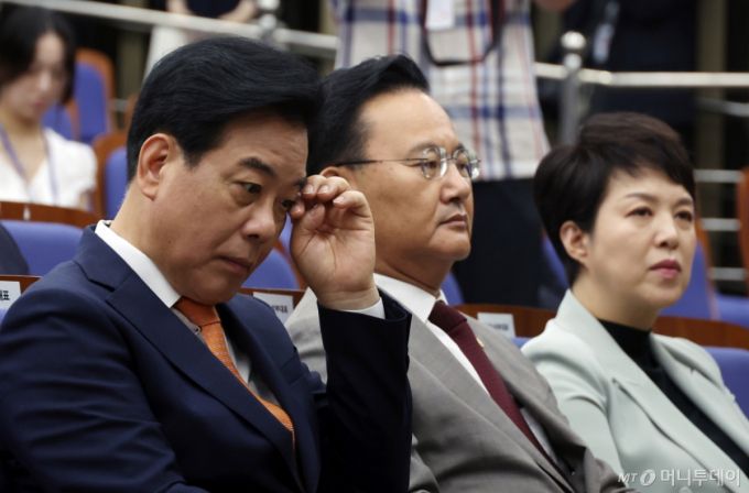 송언석 국민의힘 원내대표가 27일 서울 여의도 국회에서 열린 의원총회에서 눈가를 만지고 있다. 2025.06.27. /사진=뉴시스 /사진=고승민