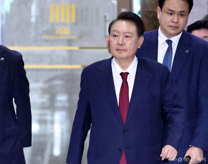 [서울=뉴시스] 이영환 기자 = 내란특검 대면조사를 마친 윤석열 전 대통령이 29일 오전 서울 서초구 서울고검에 마련된 내란특검 사무실에서 나와 귀가하고 있다. (공동취재) 2025.06.29. photo@newsis.com /사진=