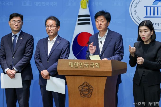 (서울=뉴스1) 안은나 기자 = 오기형 더불어민주당 대한민국 주식시장 활성화 TF 단장을 비롯한 의원들이 5일 서울 여의도 국회 소통관에서 상법 개정안 재추진 관련 기자회견을 하고 있다. 2025.6.5/뉴스1  Copyright (C) 뉴스1. All rights reserved. 무단 전재 및 재배포,  AI학습 이용 금지. /사진=(서울=뉴스1) 안은나 기자