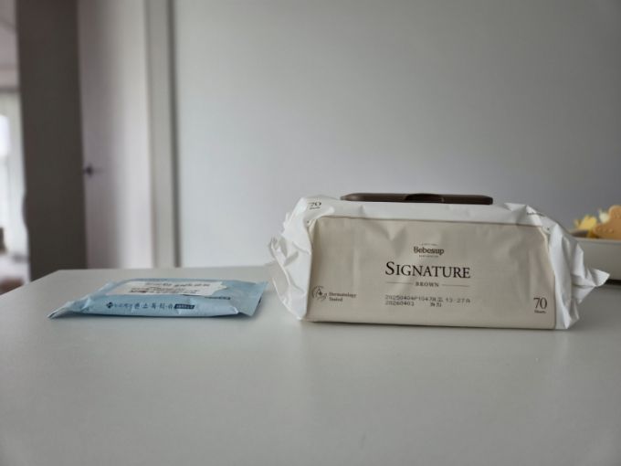 (왼쪽)아이를 키우기 전 내가 알던 물티슈. (오른쪽)아이를 키우면서 쓰게 된 물티슈. /사진=최우영 기자