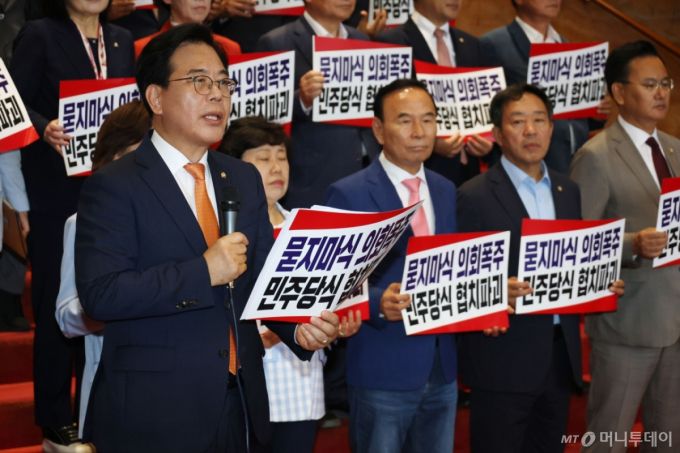 (서울=뉴스1) 이광호 기자 = 송언석 국민의힘 원내대표가 27일 오후 서울 여의도 국회에서 상임위원장 선출을 위한 본회의에 불참하고 가진 더불어민주당 규탄 대회에서 발언하고 있다. 2025.6.27/뉴스1  Copyright (C) 뉴스1. All rights reserved. 무단 전재 및 재배포,  AI학습 이용 금지. /사진=(서울=뉴스1) 이광호 기자