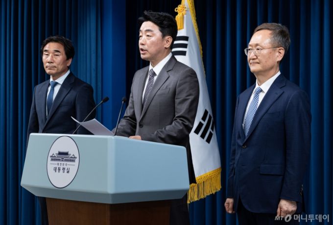 (서울=뉴스1) 이재명 기자 = 강훈식 대통령 비서실장이 29일 서울 용산구 대통령실 청사에서 수석비서관 인선 관련 브리핑을 하고 있다.  사진 왼쪽부터 대통령실 경청통합수석에 임명된 전성환, 강훈식 비서실장, 민정수석으로 임명된 봉욱 김앤장 법률사무소 변호사. 2025.6.29/뉴스1  Copyright (C) 뉴스1. All rights reserved. 무단 전재 및 재배포,  AI학습 이용 금지. /사진=(서울=뉴스1) 이재명 기자